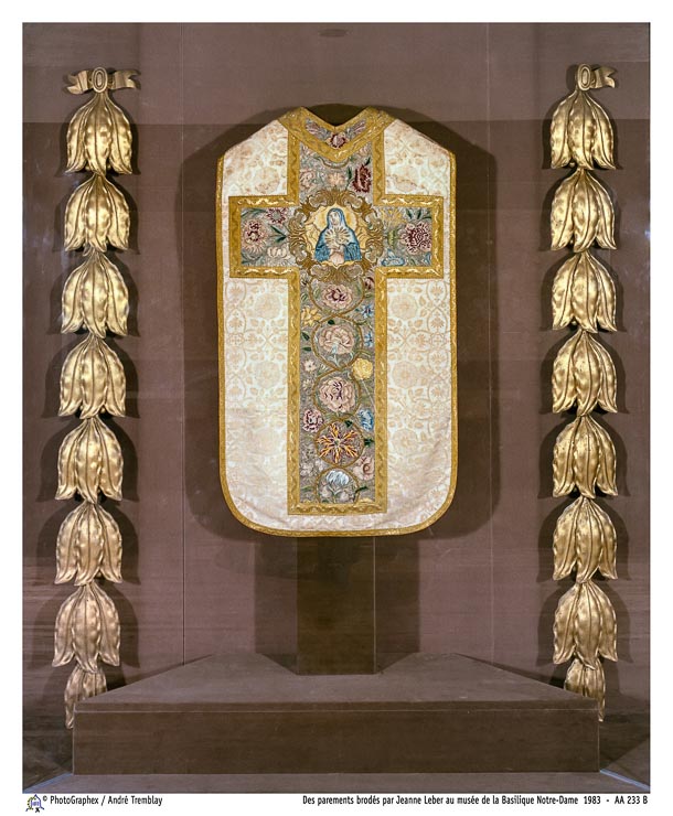 Des parements brodés par Jeanne Leber au musée de la Basilique Notre-Dame