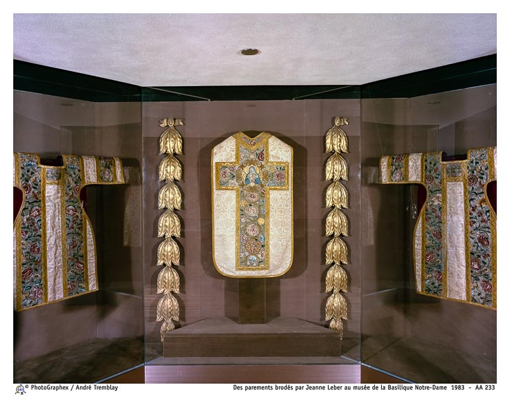 Des parements brodés par Jeanne Leber au musée de la Basilique Notre-Dame
